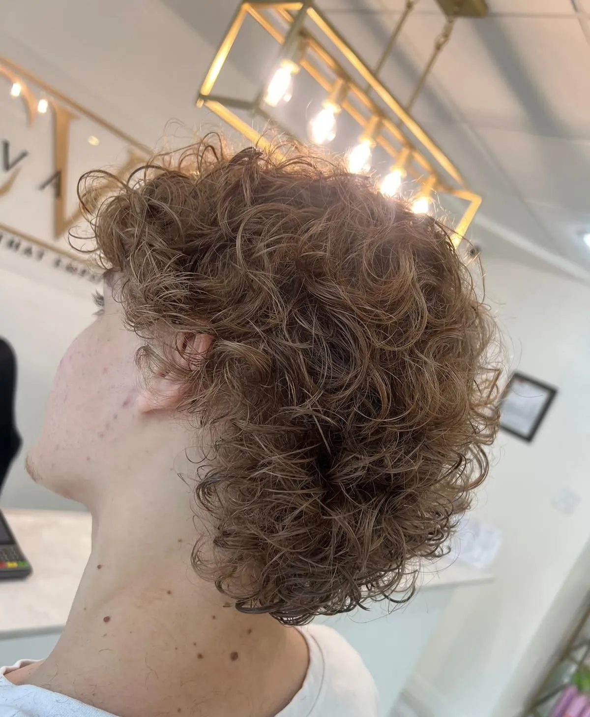 A short curly perm, seen from the side