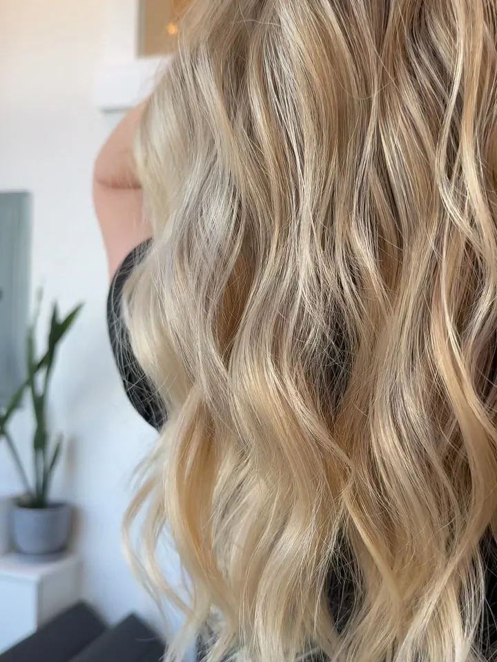 Soft blonde waves with a glossy finish