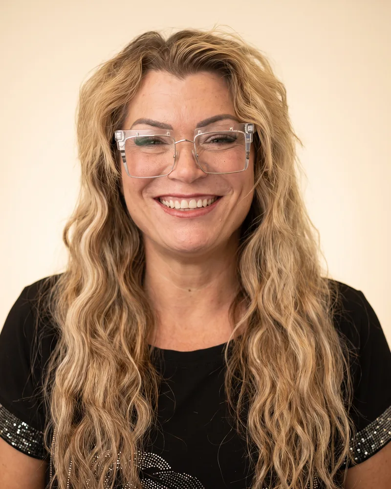 Corrinna, Senior stylist
